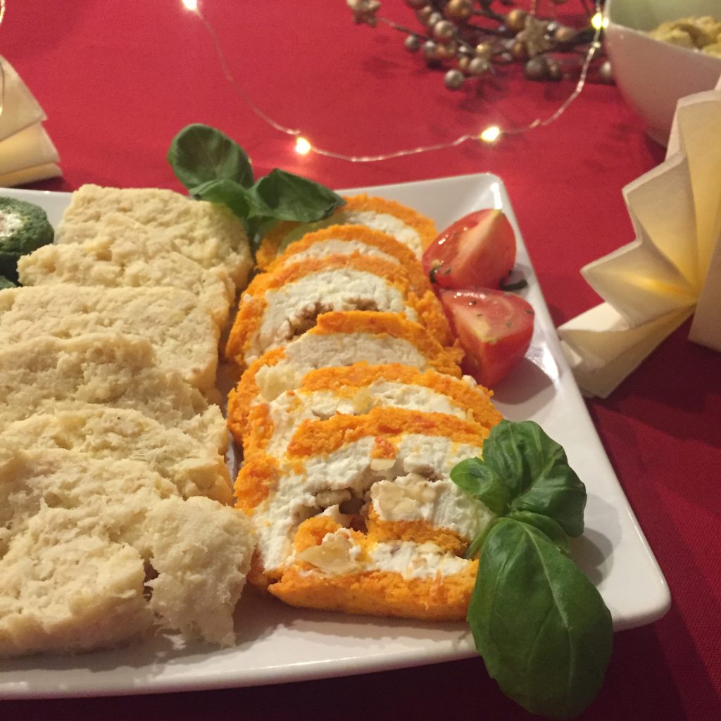 paprykowa rolada z serem kozim i orzechami włoskimi