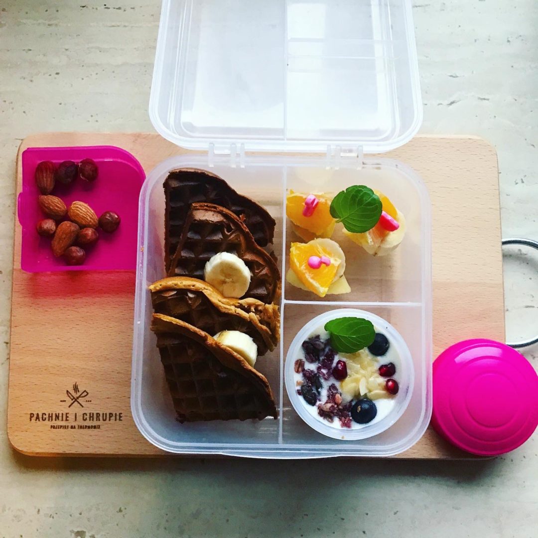 Lunchbox do szkoły z domowym jogurtem i goframi marchewkowymi