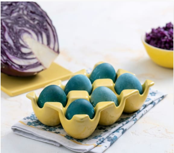 Gotowanie i farbowanie jajek na niebiesko (czerwoną kapustą)
