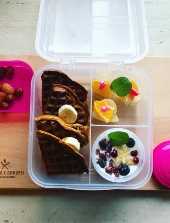 Lunchbox do szkoły z domowym jogurtem i goframi marchewkowymi